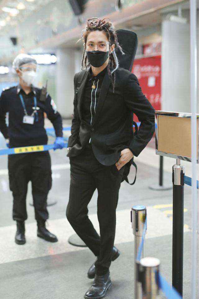 oner岳岳变身脏辫少年,戴金丝眼镜实力演绎"斯文败类"