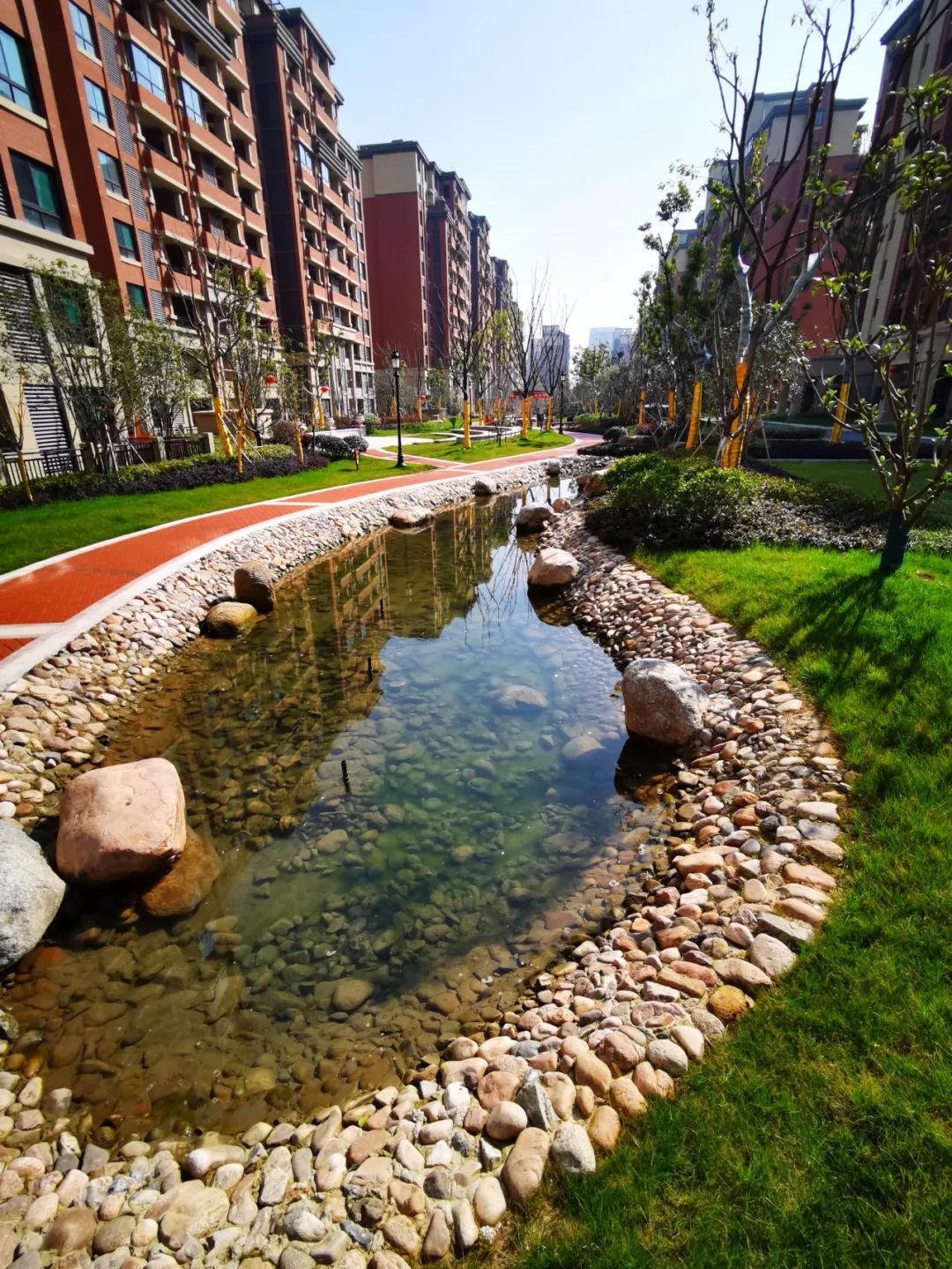 在小区里就可以尽情享受这时候就不用有这样的纠结,名邦运河印象的