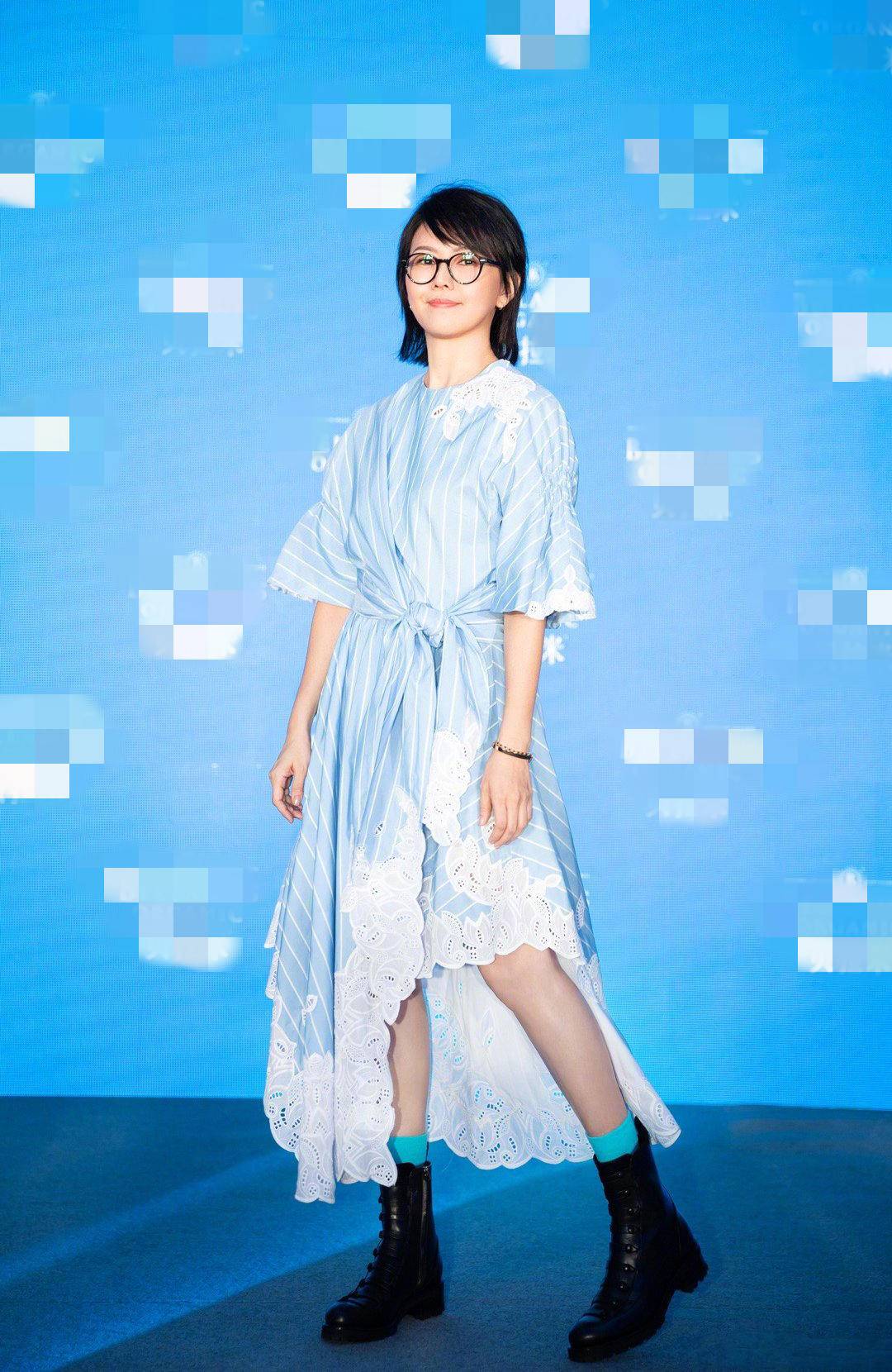 孙燕姿42岁状态好皮肤光滑身材有致2岁女儿跟着健身有模有样