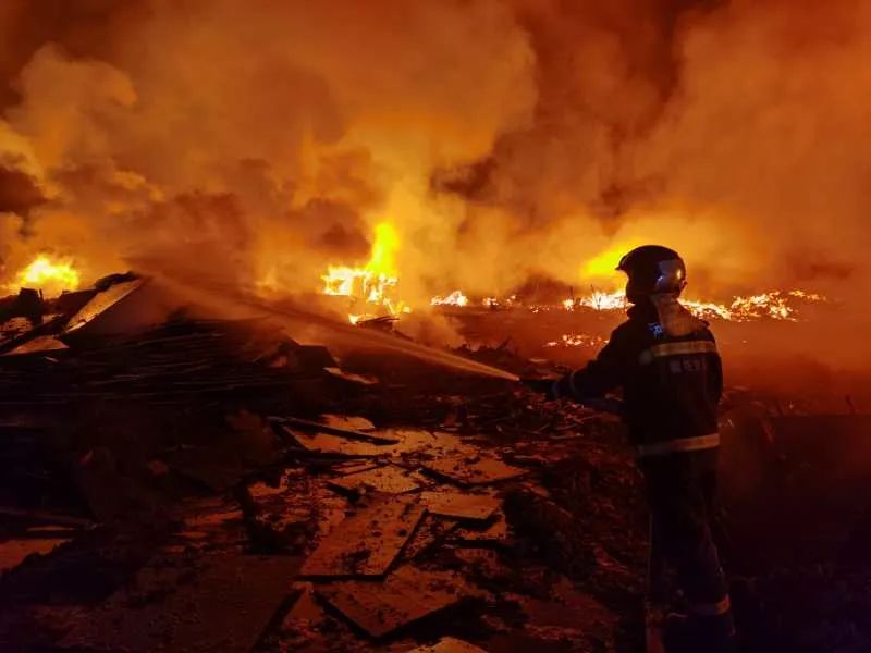 【事故】强风致河北一纸厂发生大火,消防员历经3小时成功扑灭