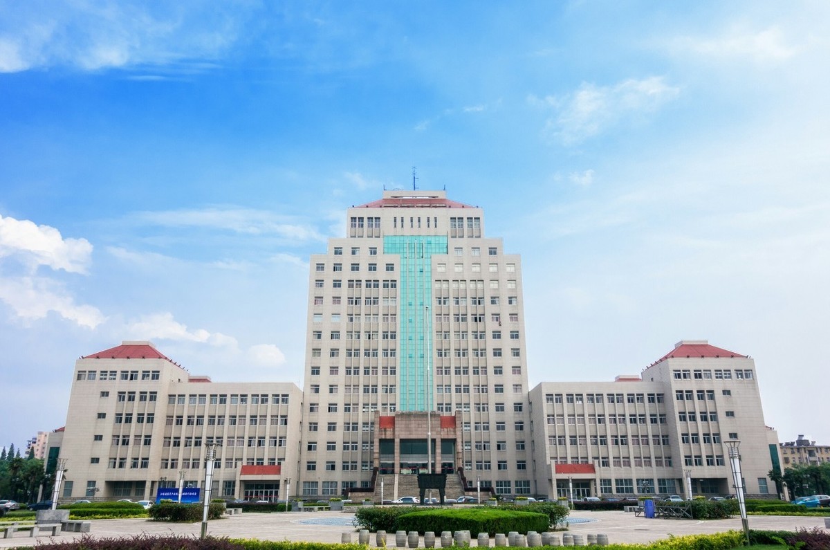 扬州大学(yangzhou university),简称"扬大",坐落于中国历史文化名城