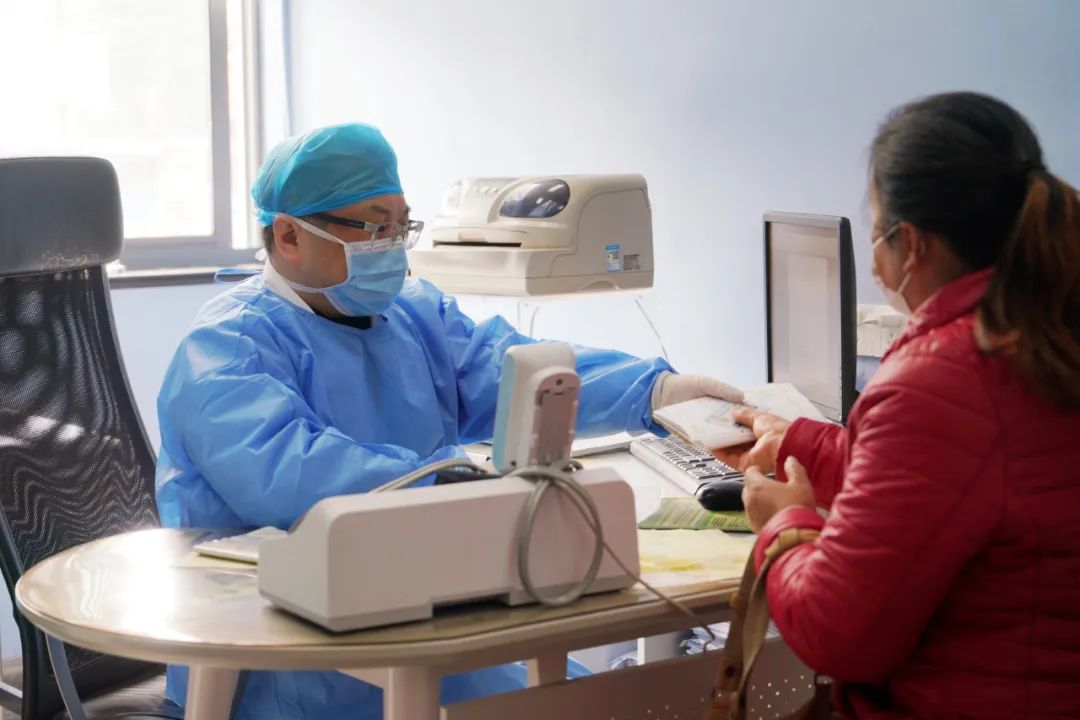 张文宏有我爸爸厉害吗唐镇双医护家庭的故事