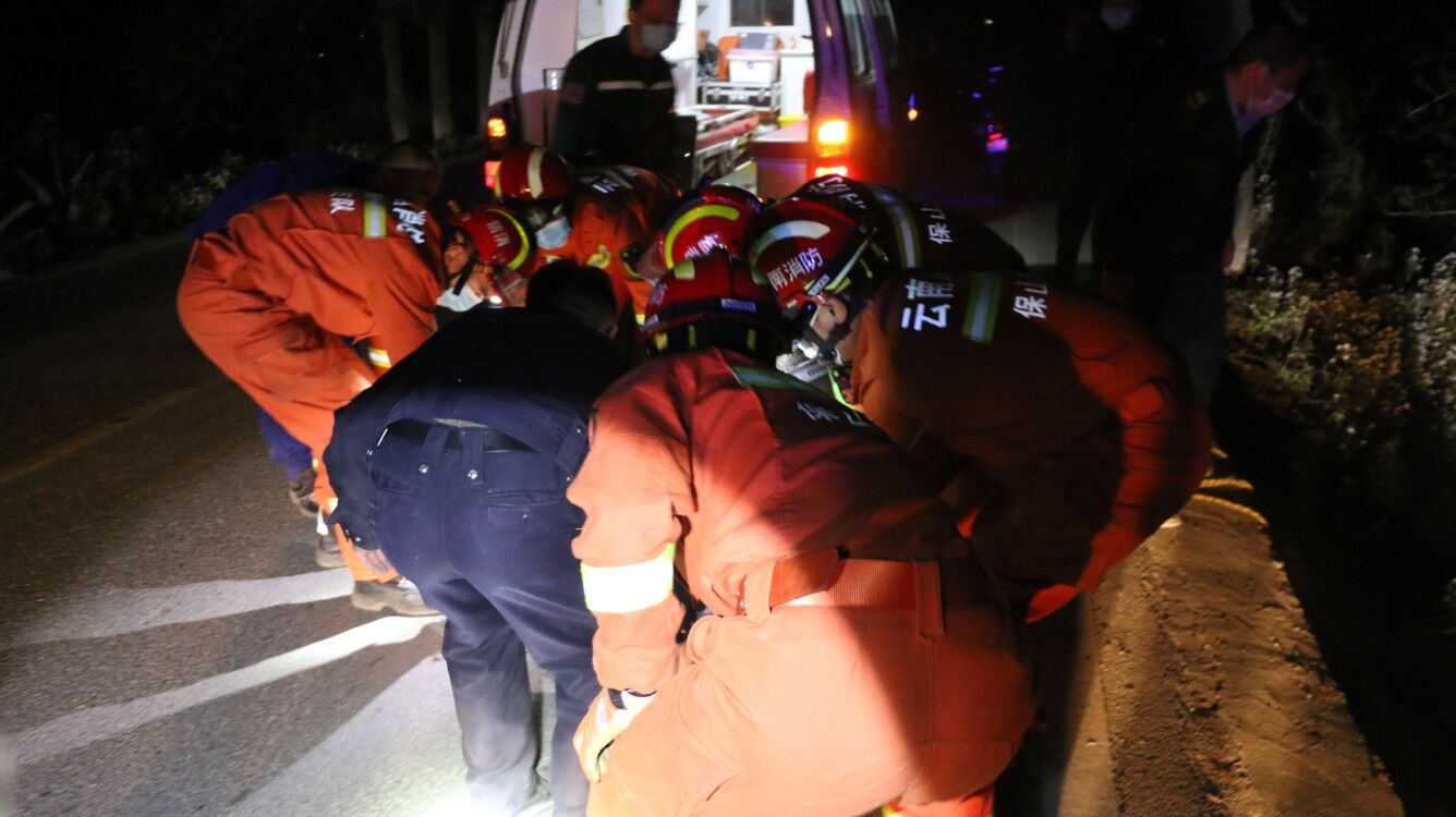 摩托车坠河3人被困保山隆阳消防紧急营救