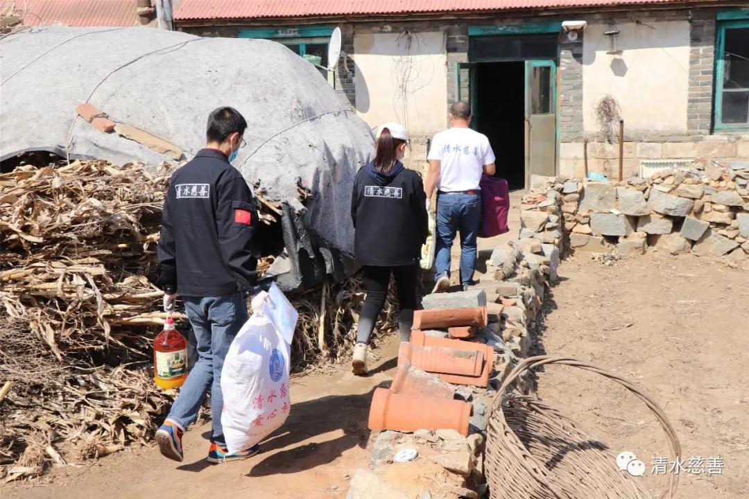 疫情之中有温情清水慈善为庄河市青堆镇孤寡老人送爱心物资
