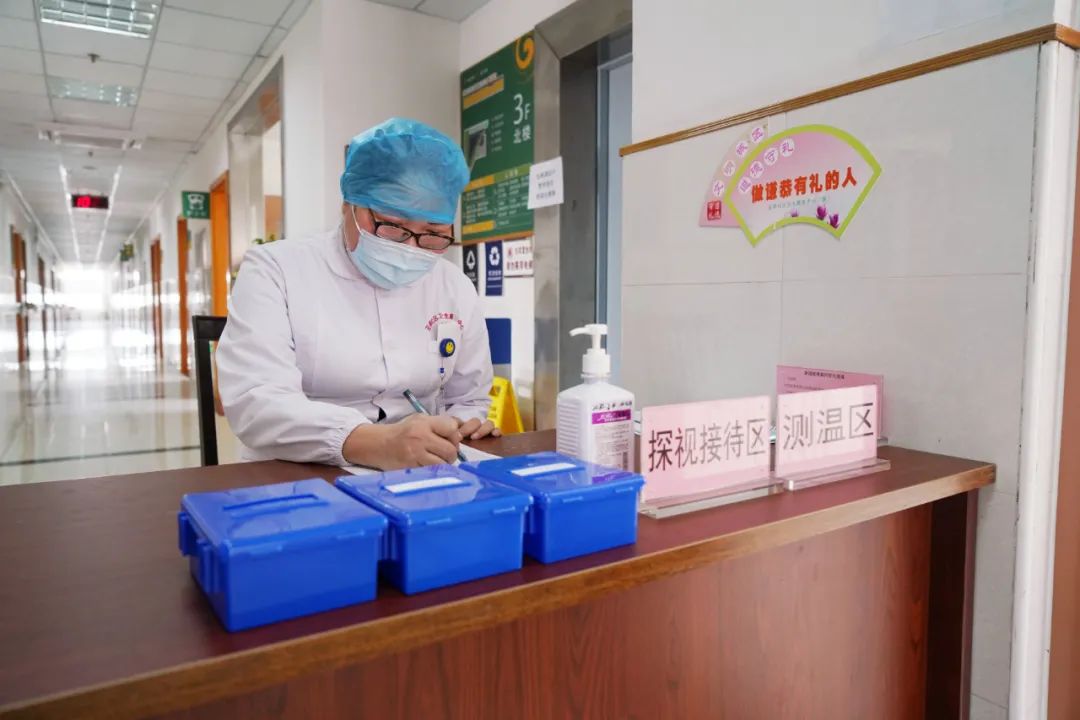 张文宏有我爸爸厉害吗唐镇双医护家庭的故事