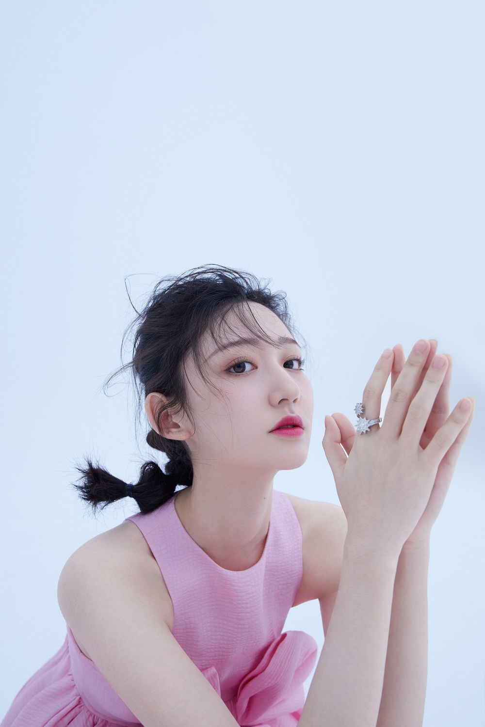 王莫涵粉系写真曝光打造春日元气范本