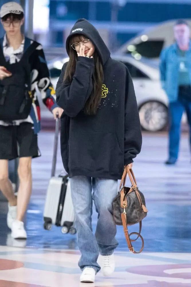 迪麗熱巴等 adidas 國內代言人一樣,lisa 上腳 yeezy 也是不可少,不過