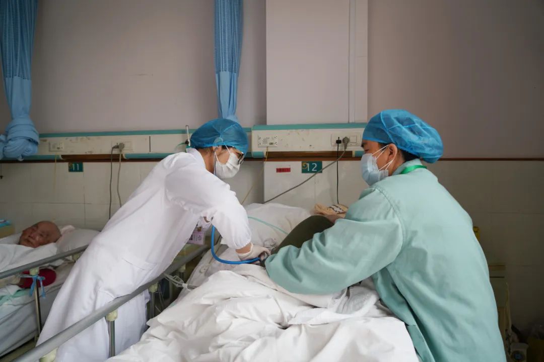 张文宏有我爸爸厉害吗唐镇双医护家庭的故事