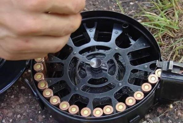 军武文化经典回忆81式自动步枪皮实耐用一把历经战火考验的好枪