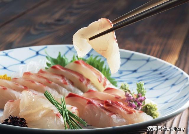 在广西,有一道地方特色美食叫“鱼生”,你敢吃吗?_横县
