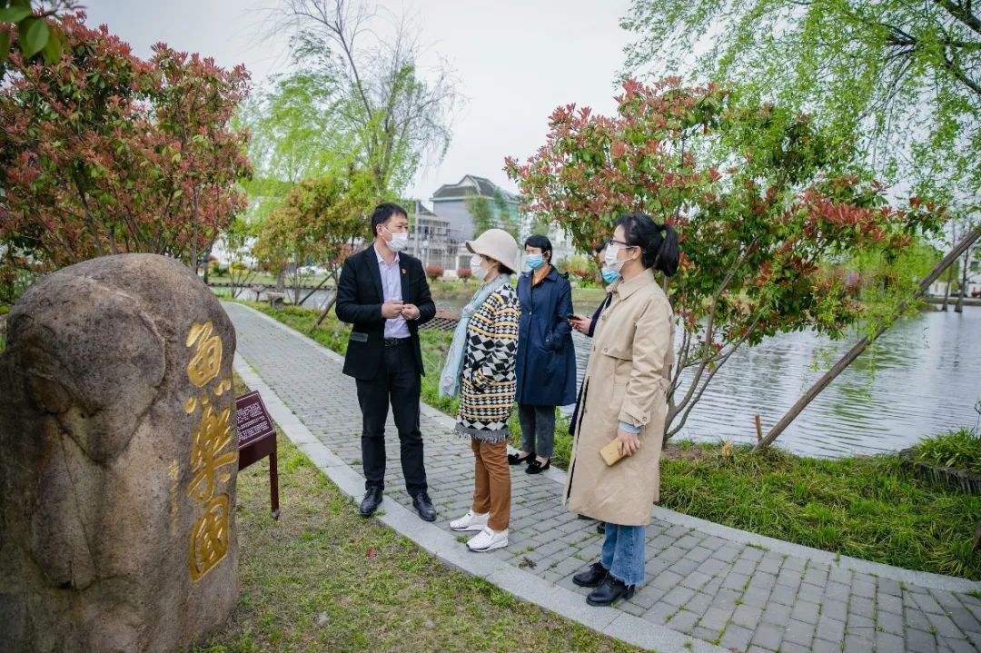 庭院"建设工作,平湖市妇联副主席卫忠勤,林埭镇党委副书记陈漫远陪同