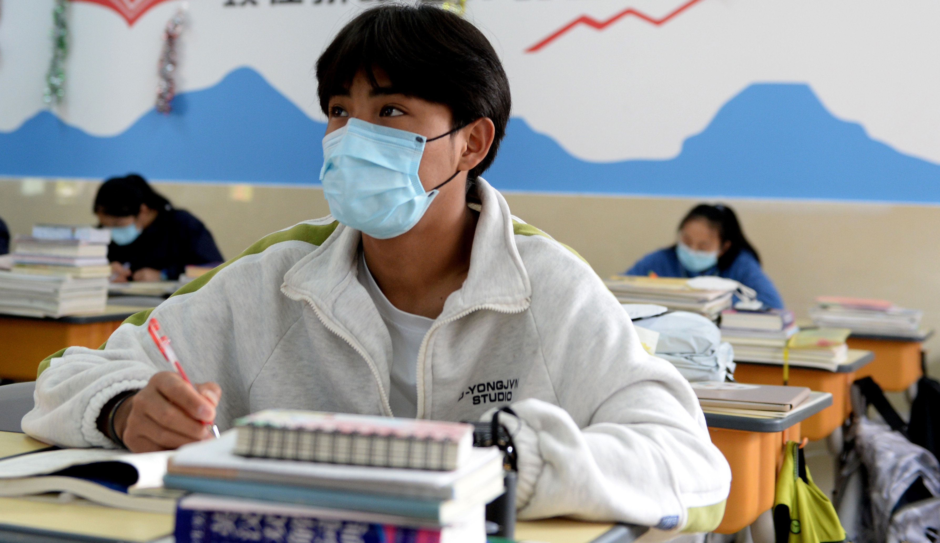 3月23日,合肥市第三十五中学西藏班的藏族学生在食堂内分散就餐.