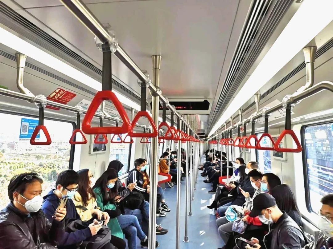 上海16号线早高峰图片