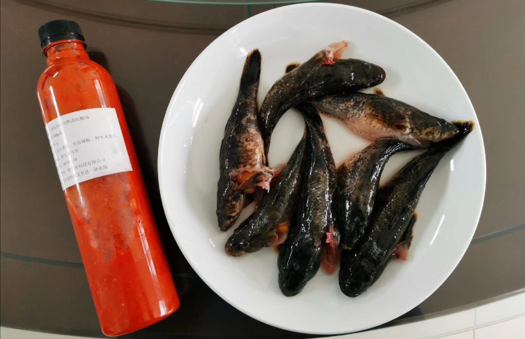 胡萝卜,姜蒜,两枚干椒,加上贵州酸汤,一起咕咚咕咚炖了一锅杂鱼蔬菜煲