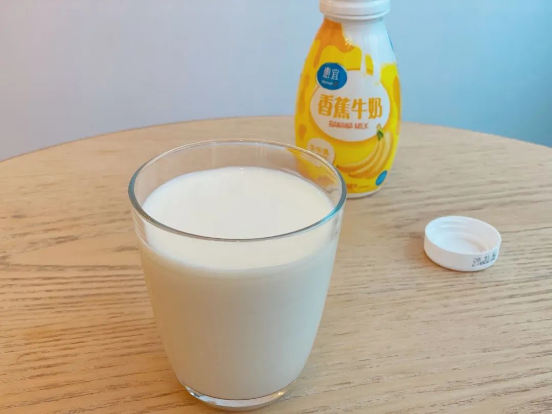 惠宜这款牛奶有巧克力,香蕉,草莓三种口味,灿灿最喜欢是巧克力味,喝