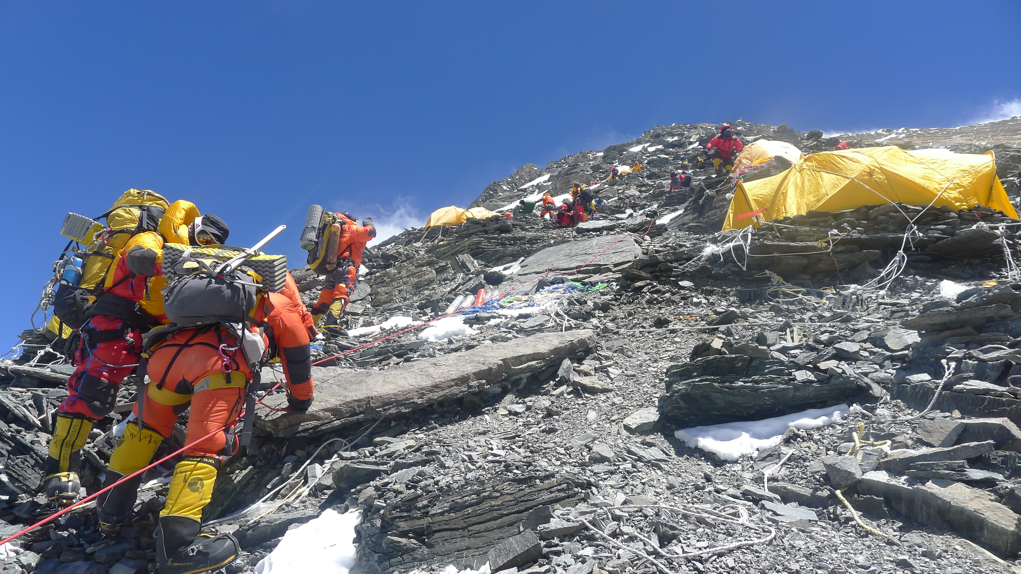 再攀上珠穆朗玛峰"大门"北坳的冰壁,然后穿过"大风口"强