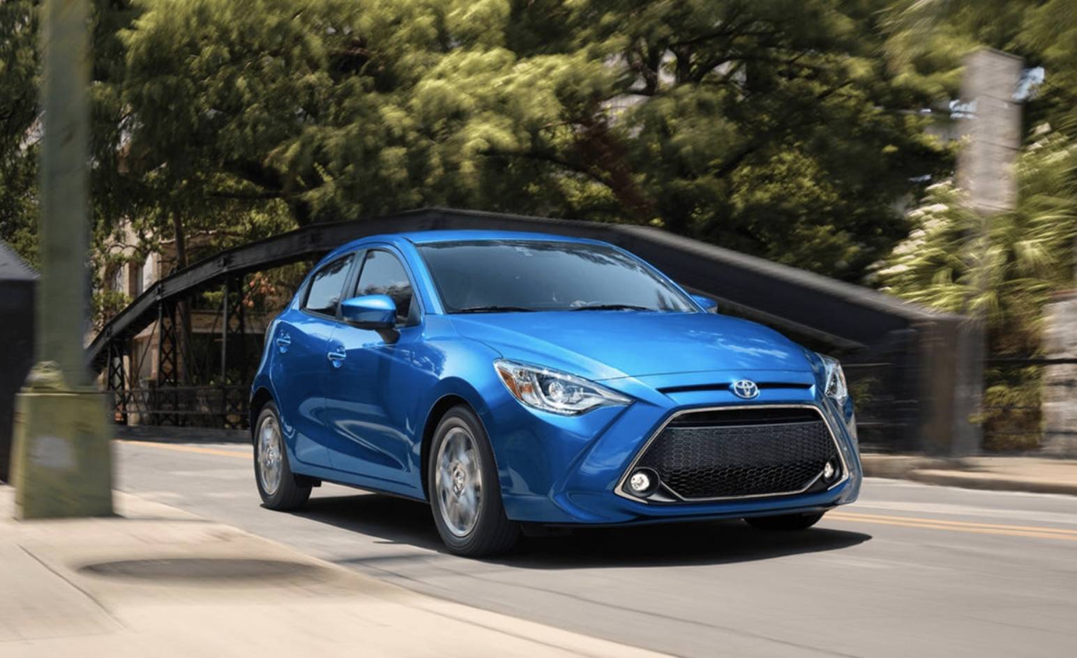 2020年丰田yaris最出色的徽章设计油耗更低续航里程更远