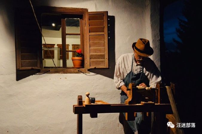 过灯节糊兔儿灯的轱辘,打鸟的螺蛳弓,吃饭的木椀木杓,还有木鱼,空竹