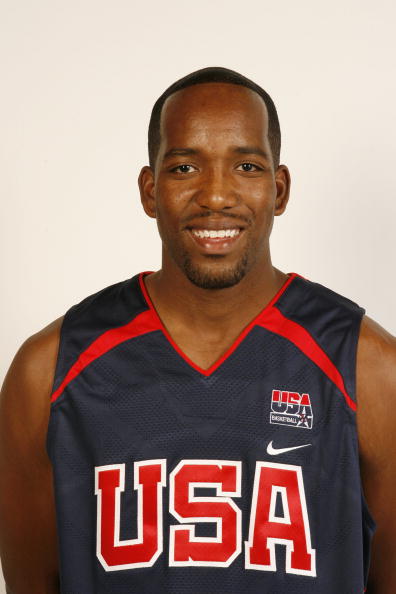 13米的湖人队内线埃尔莫尔·史密斯送出的.