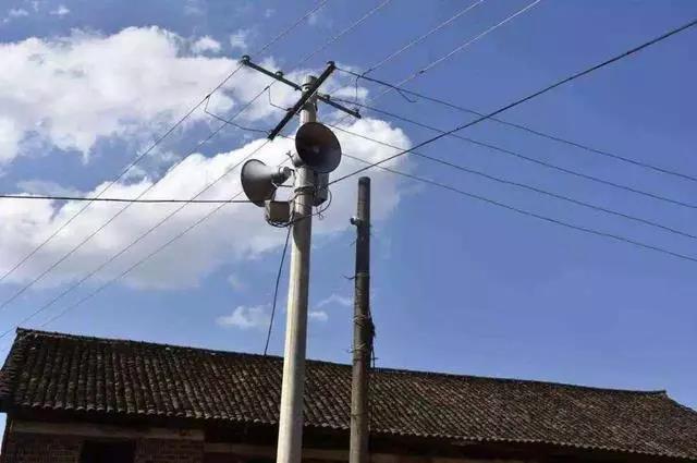 "村村响"工程也叫农村广播村村响,在每个村扩音器用于各种宣传安装