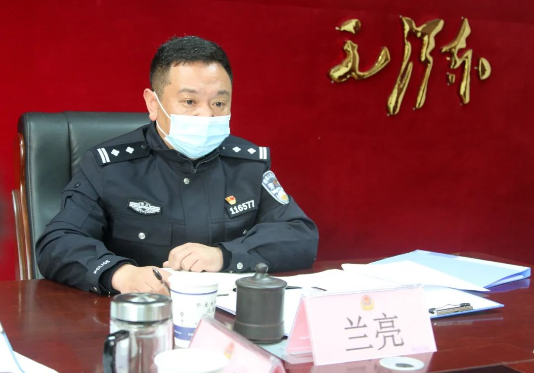 不同的肩章同样的担当