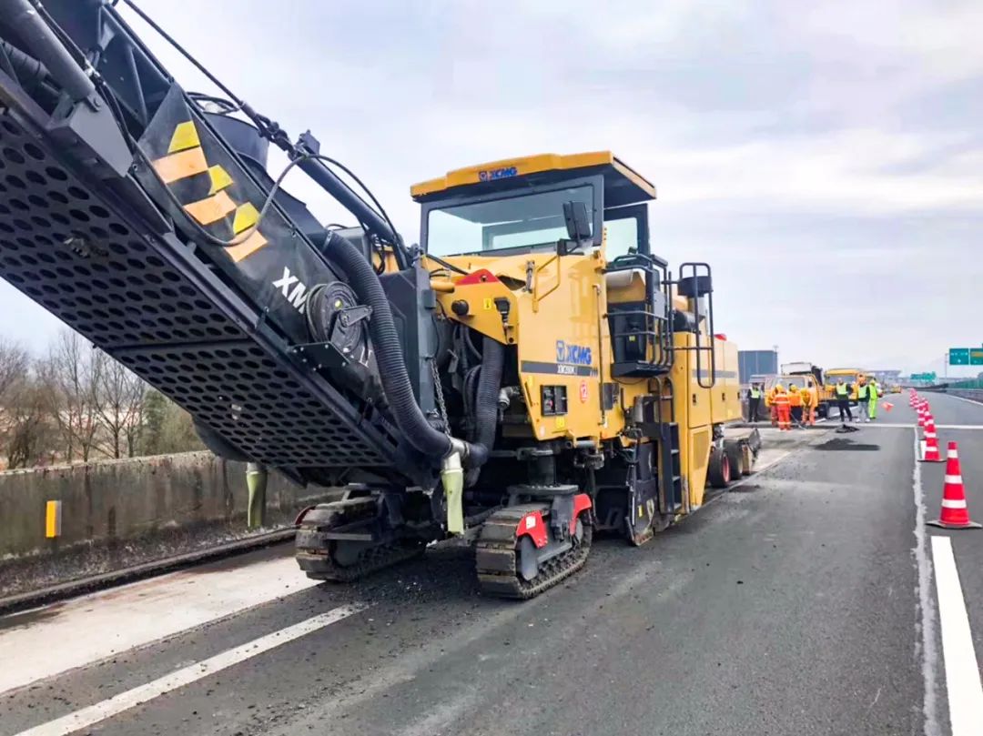 可靠,高效,徐工两米大型铣刨机施工各大高速公路