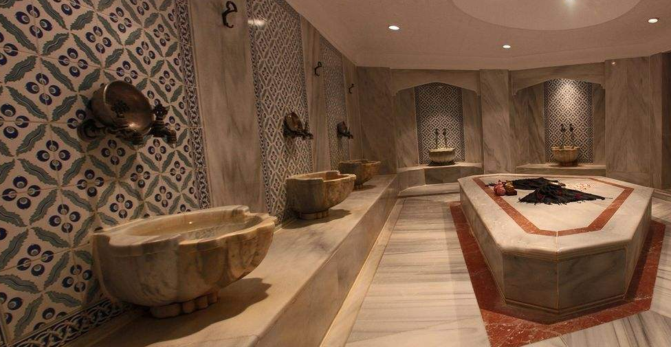 土耳其共浴风俗浴室成相亲场所男女边吃东西边泡澡