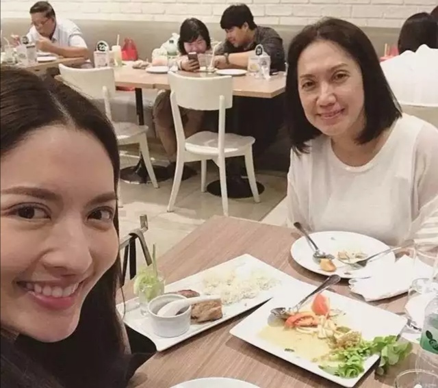 原创泰星的妈妈们长啥样mike妈妈像姐姐jamesj妈妈很和蔼