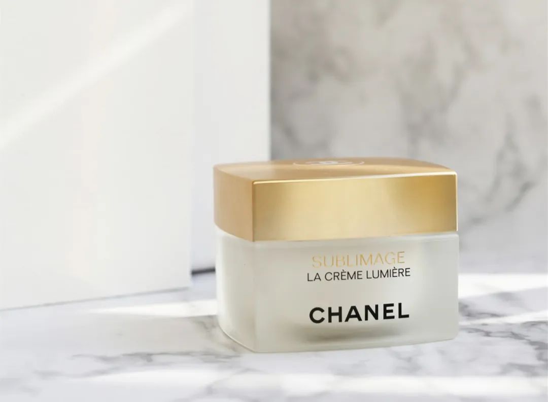 瓶身延续香奈儿一贯的简约之美,磨砂质地微微透显其中质地,金色框盖