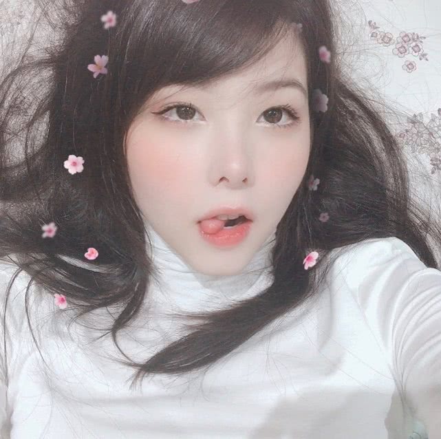 mayumi晒出新自拍,美颜中有一丝诱惑,直言很喜欢lpl!_辅助