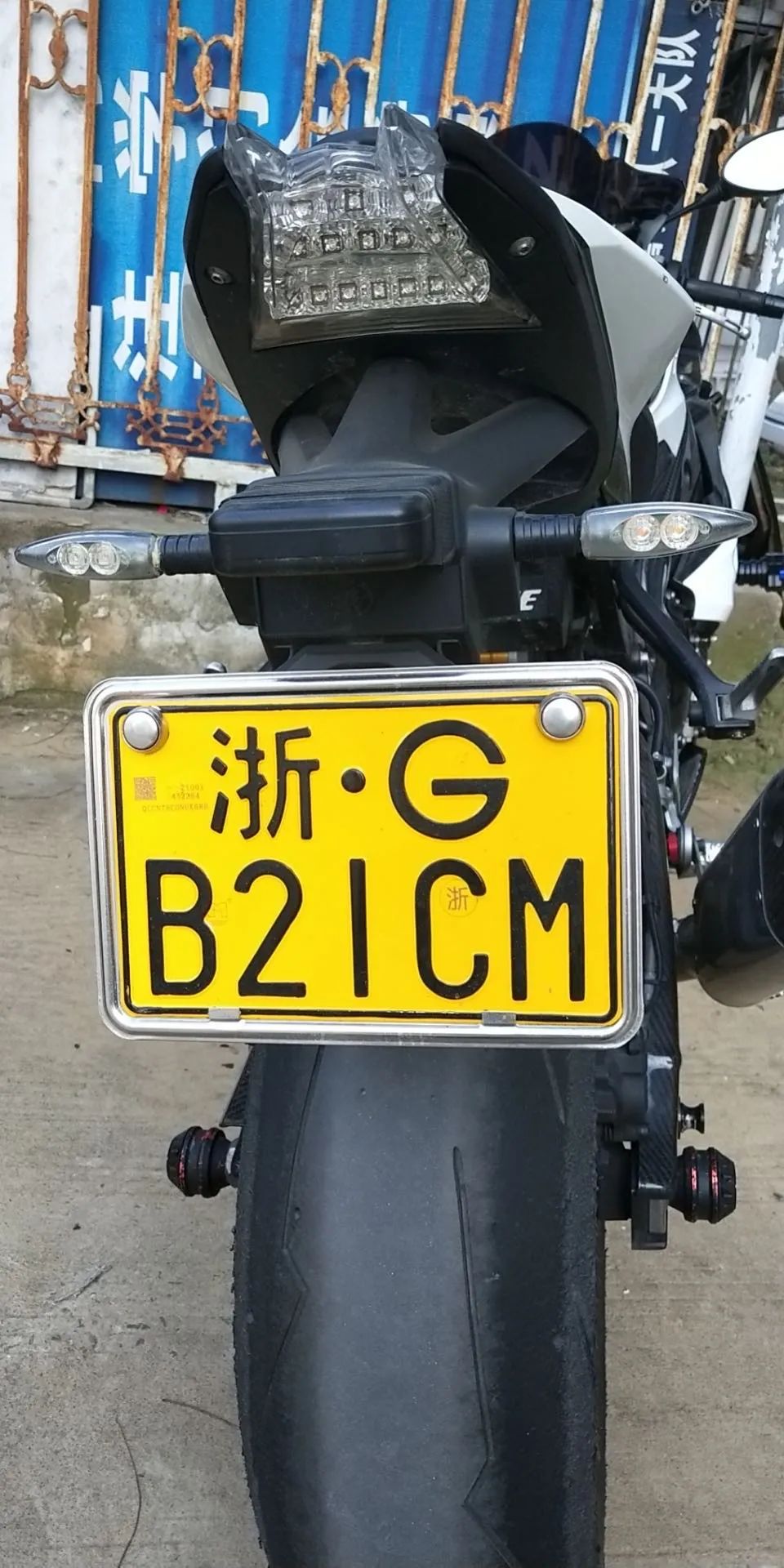 悬挂浙g号牌的宝马摩托车阜阳市交警一大队民警在颍南路附近路段3月20