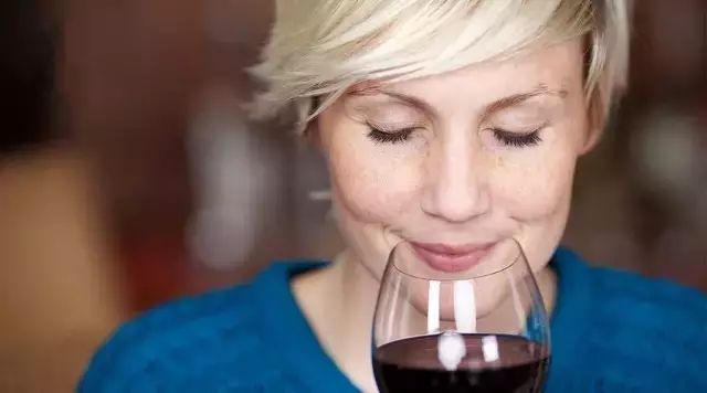 葡萄酒的3种闻香方法,你闻对了嘛?