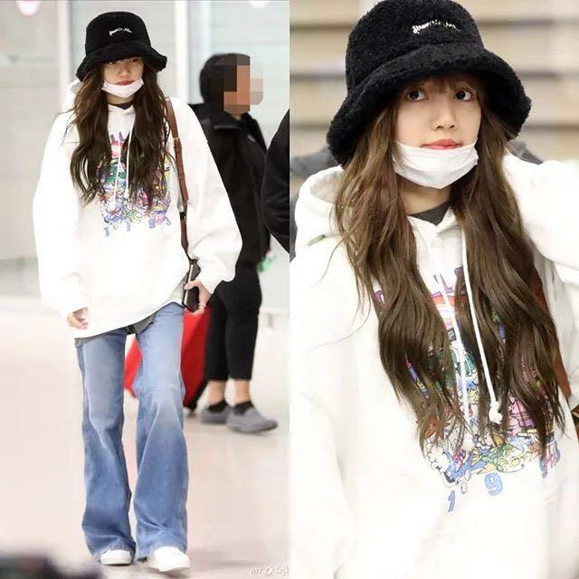 和杨幂,迪丽热巴等 adidas 国内代言人一样,lisa 上脚 yeezy 也是不可