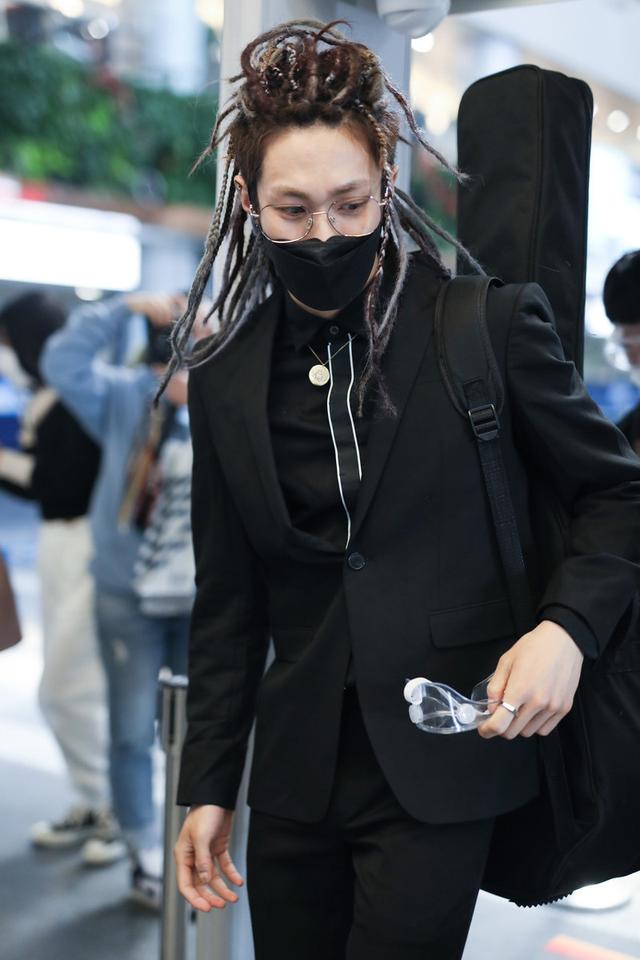 oner岳岳变身脏辫少年,戴金丝眼镜实力演绎"斯文败类"