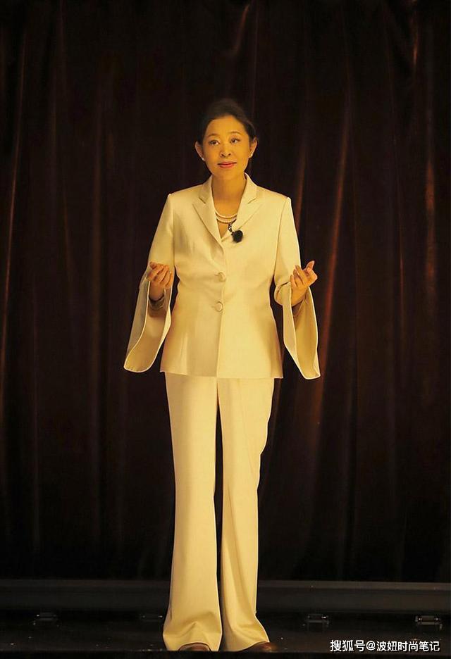 原创倪萍瘦身后太潮了穿条纹t恤配阔腿裤好洋气戴猫耳墨镜更惹眼