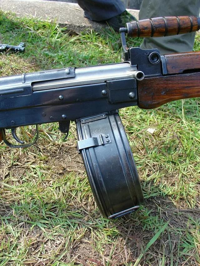 军武文化经典回忆81式自动步枪皮实耐用一把历经战火考验的好枪
