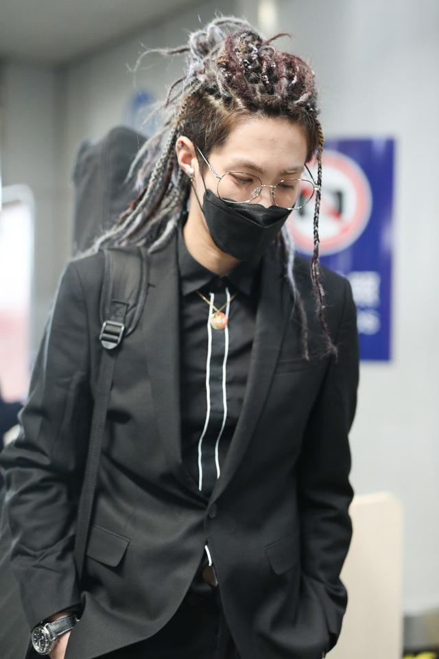 oner岳岳变身脏辫少年,戴金丝眼镜实力演绎"斯文败类"