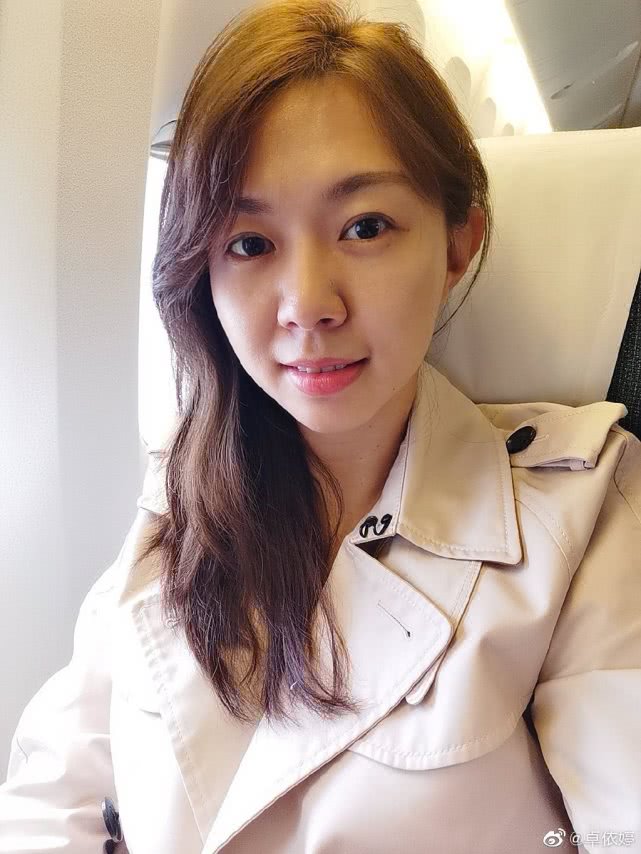 原创卓依婷晒照庆祝结婚7周年39岁依然清新甜美老公阳光帅气