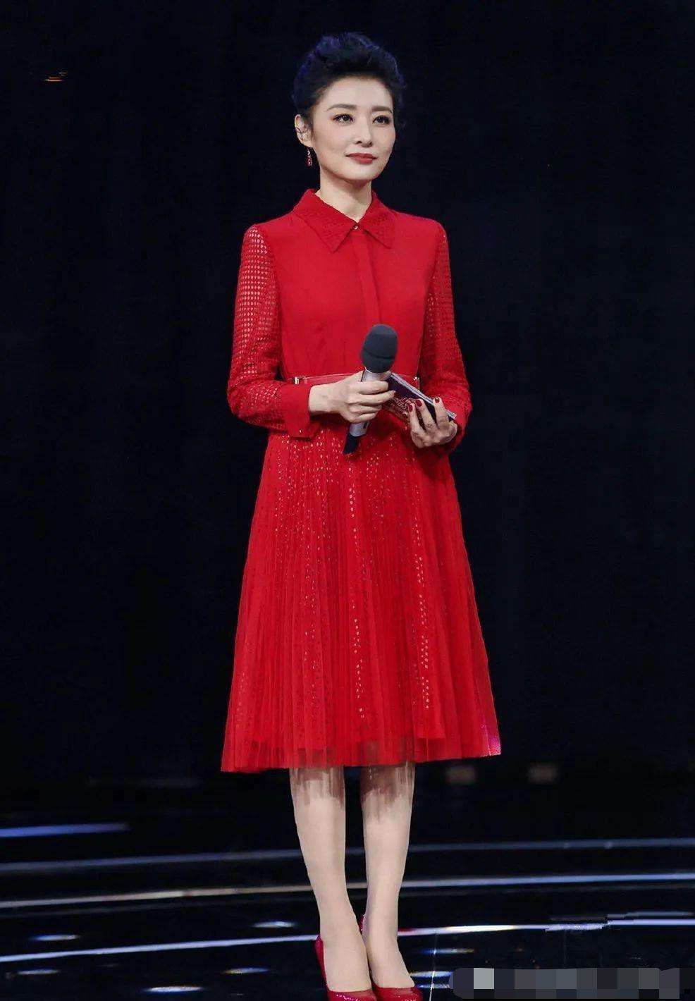 周涛52岁晒美照穿白色上衣利落大方诠释真正的东方美