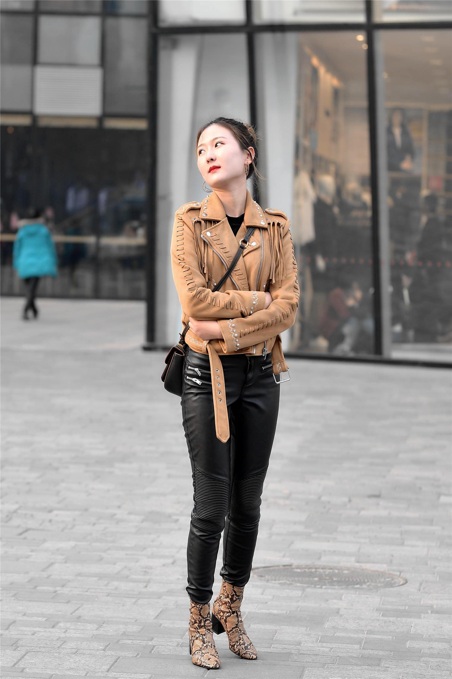 黑色紧身皮裤搭配蛇纹短靴一款黄色皮夹克搭配出层次感