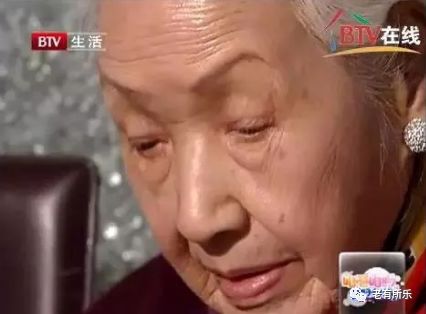 张明珠老人平时就爱涂脂抹粉,衣服上还要洒点香水,喜欢穿颜色鲜亮