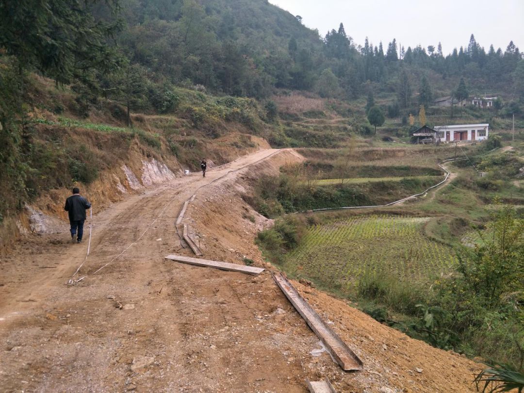 点赞!息烽一企业助力村内道路硬化