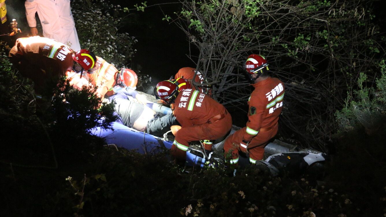 摩托车坠河3人被困保山隆阳消防紧急营救