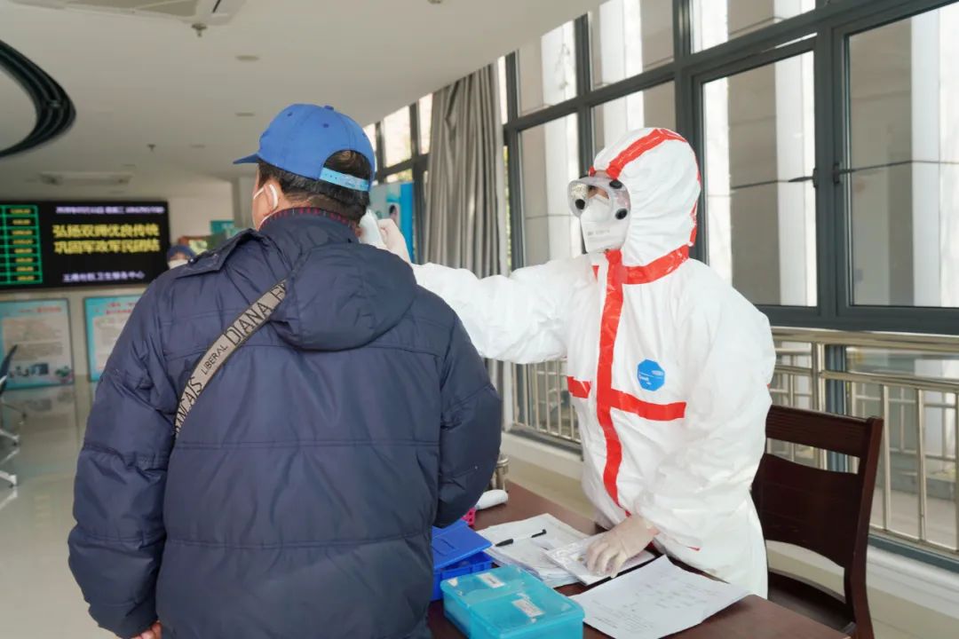 张文宏有我爸爸厉害吗唐镇双医护家庭的故事