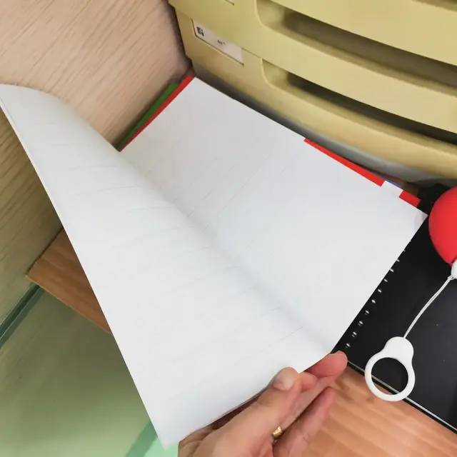 厦门男子求助女朋友抽屉里找到了类似tt的包装她却说是手套网友我看了