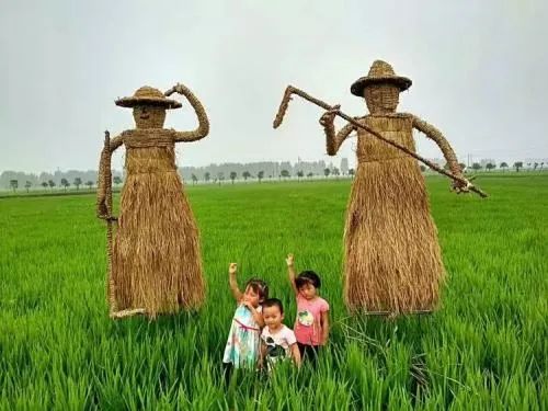 能与游客产生互动场景化的稻草景观小品乡味浓浓,载满丰收的喜悦用