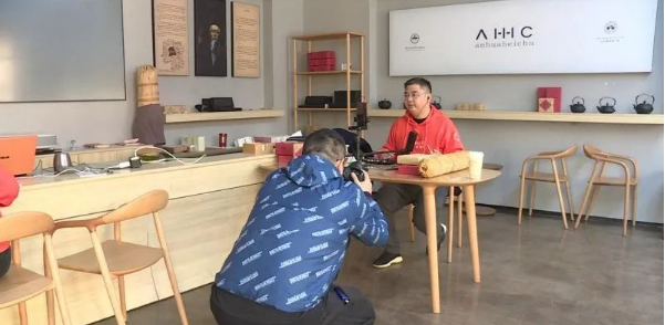 点赞安化网红县长陈灿平直播两小时带货30万