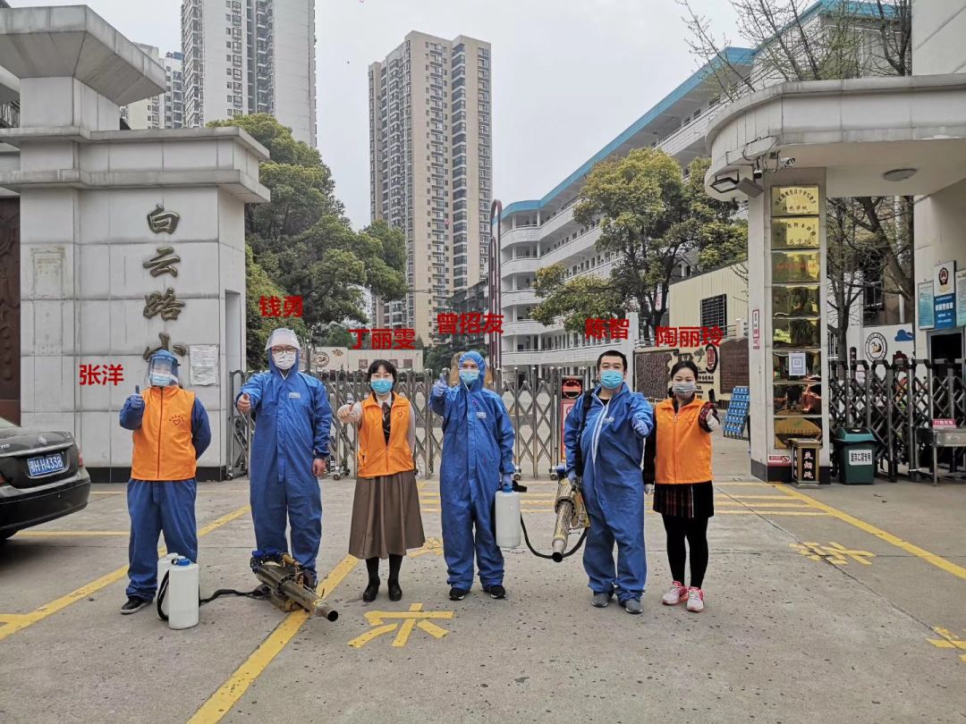 荆门中辰微公益志愿者为白云路小学校区消毒