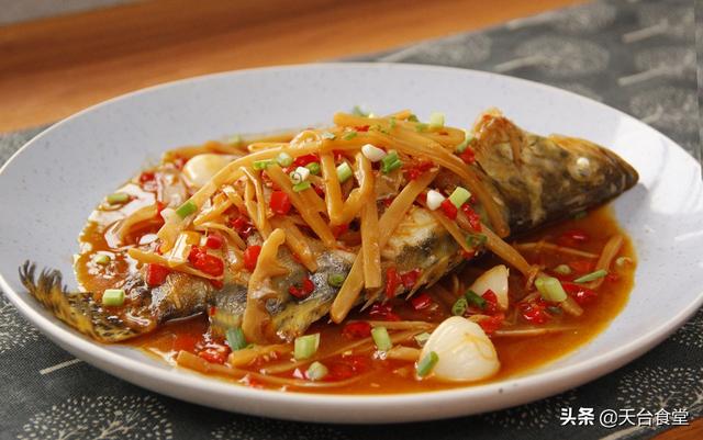 在柳州除了螺蛳粉和螺蛳鸭脚煲这道酸笋鱼你也一定不要错过了