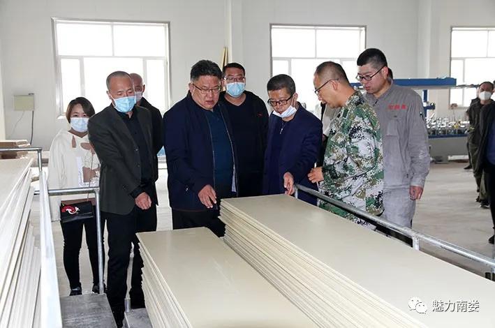 3月25日上午,南娄镇党委书记张俊虎,镇长曹耀带领镇领导班子成员和